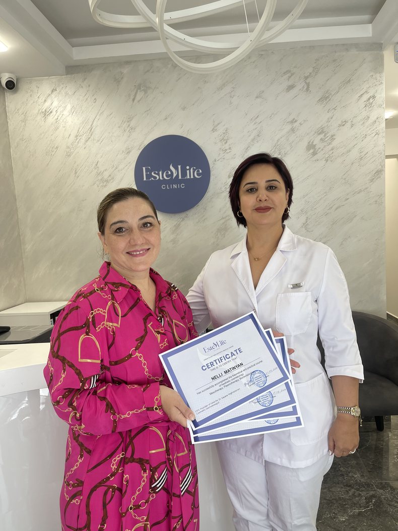 Շրջանավարտը ստանում է EsteLife Clinic Academy-ի սերտիֆիկատները